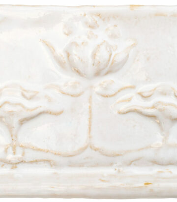 dekor ceramiczny z motywem secesyjnym