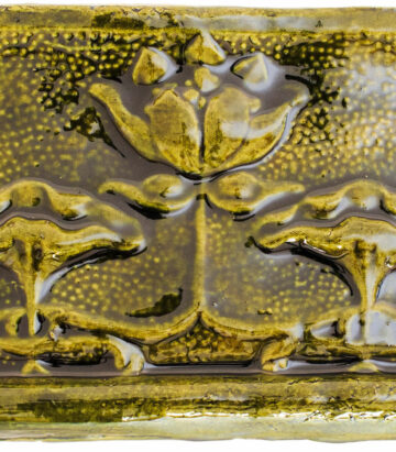 dekor ceramiczny z motywem secesyjnym