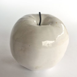 ceramiczne białe jabłko