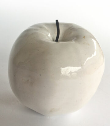 ceramiczne białe jabłko