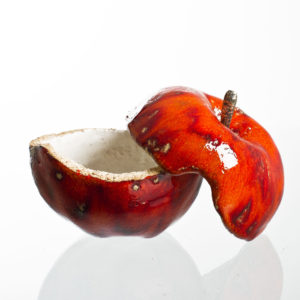 ceramiczna cukierniczka w kształcie jabłka